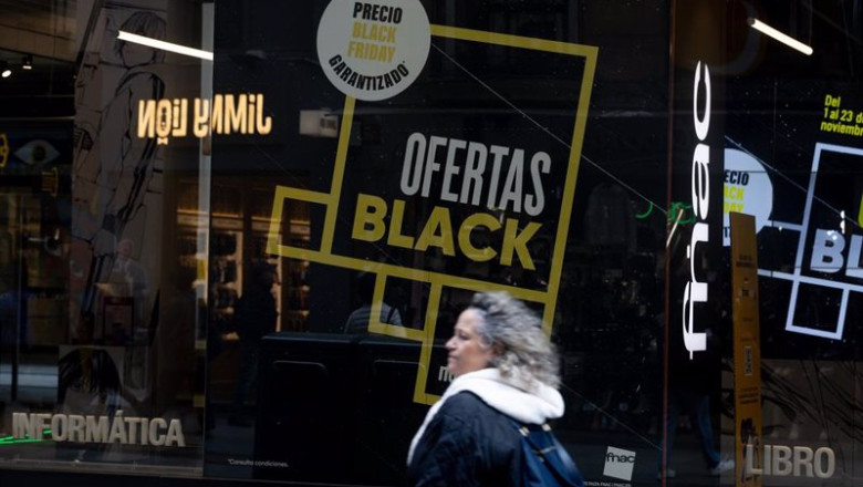 ep una persona pasa por delante de una tienda que anuncia un cartel publicitario del black friday