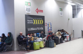 ep varias personas con maletas en la estacion de tren de chamartin a 30 de octubre de 2024 en madrid