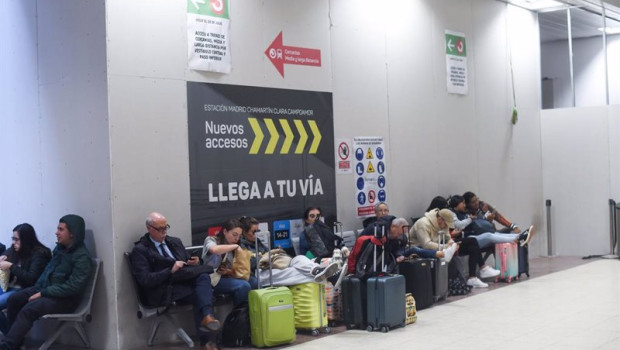 ep varias personas con maletas en la estacion de tren de chamartin a 30 de octubre de 2024 en madrid