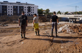 ep varias personas en una zona afectada por la dana