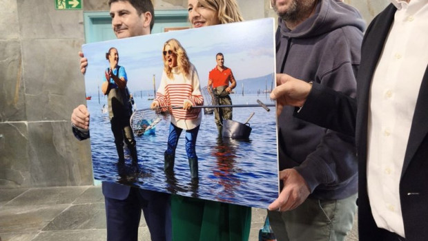 ep yolanda diaz con su foto mariscando en vilagarcia