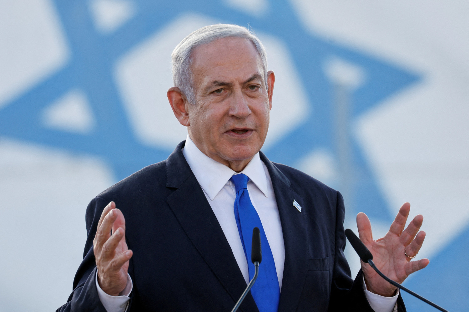 https://img5.s3wfg.com/web/img/images_uploaded/7/5/le-premier-ministre-israelien-benjamin-netanyahu-prononce-un-discours-a-lezion-en-israel_rsz.jpg