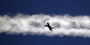 un avion passant sous le sillage d un autre appareil au dessus de la ville de padoue en italie 