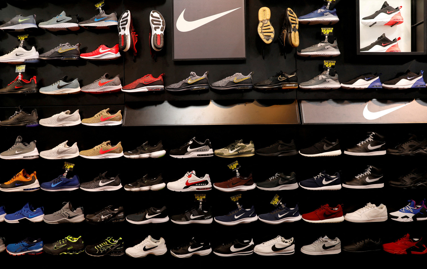 des chaussures nike sont exposees dans un magasin d articles de sport a new york 