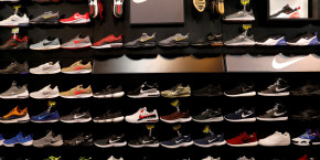 des chaussures nike sont exposees dans un magasin d articles de sport a new york des chaussures nike sont exposees dans un magasin d articles de sport a new york