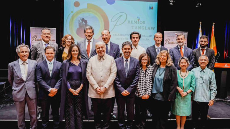 embajador de filipinas philippe j lhuillier con todos los galardonados en los premios tanglaw baja 1 1 20241017175731 