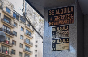 ep archivo   carteles de se alquila pegados en un edificio de viviendas