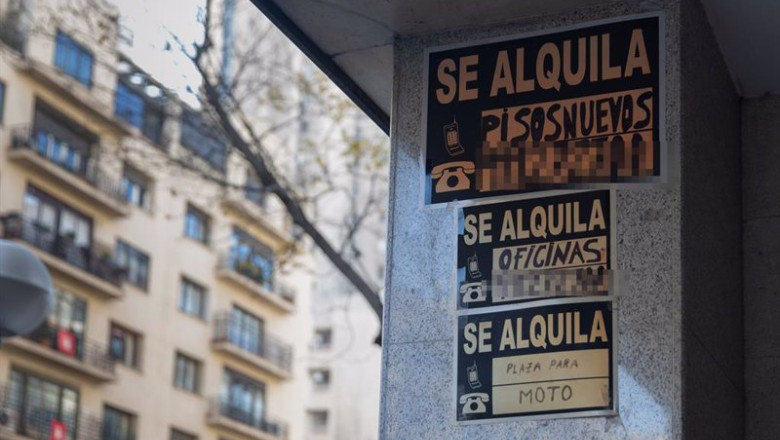 ep archivo carteles de se alquila pegados en un edificio de viviendas ep archivo carteles de se alquila pegados en un edificio de viviendas