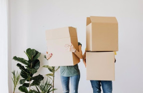 ep archivo   dos personas sostienen cajas de carton