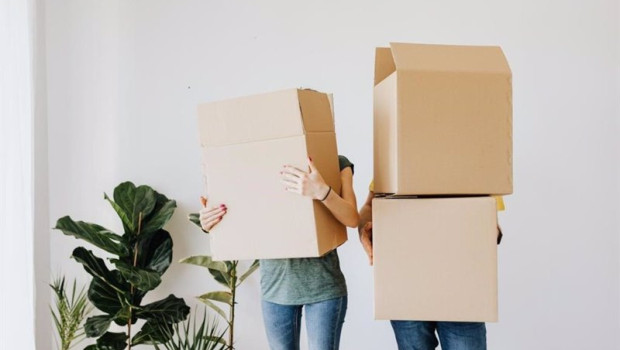 ep archivo   dos personas sostienen cajas de carton