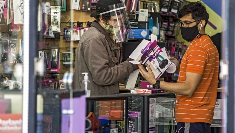 ep archivo - imagen de archivo de varias personas en un comercio de buenos aires