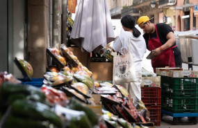 ep archivo   trabajador en una fruteria