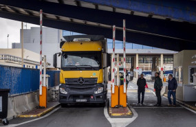 ep archivo   un camion en la aduana comercial de ceuta