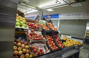 ep archivo   un estante de hortalizas y frutas en el mercado municipal de pacifico en madrid espana