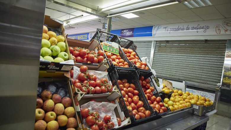ep archivo un estante de hortalizas y frutas en el mercado municipal de pacifico en madrid espana ep archivo un estante de hortalizas y frutas en el mercado municipal de pacifico en madrid espana