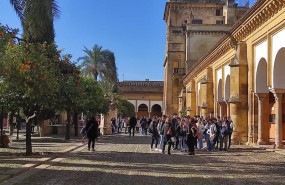 ep archivo   un grupo de turistas en el patio de los naranjos de la mezquita catedral de cordoba