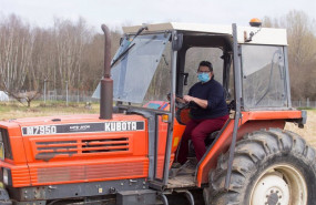 ep archivo   una agricultura en su tractor