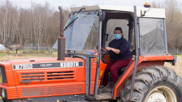 ep archivo   una agricultura en su tractor