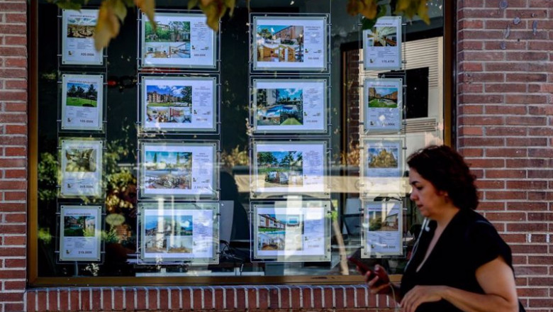 ep archivo una mujer camina frente a un escaparate de anuncios de viviendas en madrid espana ep archivo una mujer camina frente a un escaparate de anuncios de viviendas en madrid espana