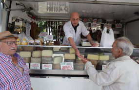 ep archivo   una persona comprando alimentos en un mercado