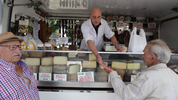 ep archivo   una persona comprando alimentos en un mercado