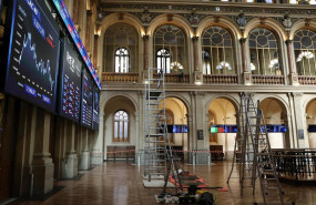 ep archivo   varias escaleras frente a dos paneles del ibex 35 en el palacio de la bolsa a 28 de