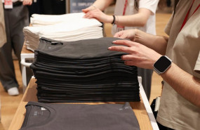 ep archivo   varios dependientes colocan ropa en una tienda de moda