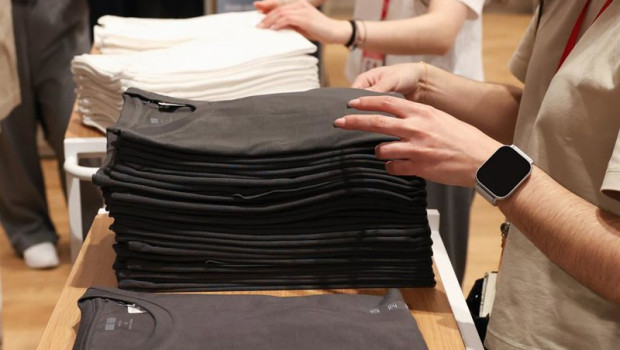 ep archivo   varios dependientes colocan ropa en una tienda de moda