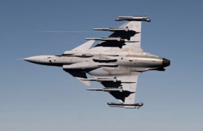 ep archivo   vista de los sistemas de lanzamiento de misiles en la parte baja de un caza gripen