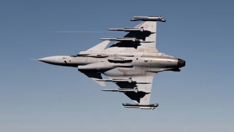 ep archivo   vista de los sistemas de lanzamiento de misiles en la parte baja de un caza gripen