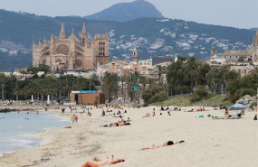 ep banistas en una playa de palma durante el primer dia de la fase 2 ep banistas en una playa de palma durante el primer dia de la fase 2