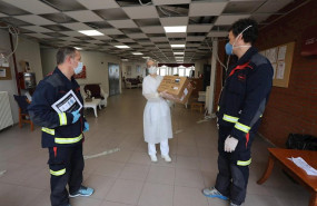 ep bomberos del ayuntamiento de mostoles entregan material sanitario al personal de la residencia