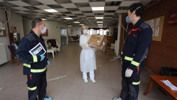 ep bomberos del ayuntamiento de mostoles entregan material sanitario al personal de la residencia