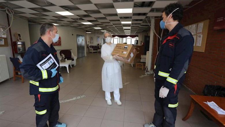 Bomberos del Ayuntamiento de Móstoles entregan material sanitario al personal de la Residencia Virgen de la Concepción en Navalcarnero (80 mascarillas y batas) | Marta Fernández Jara - Europa Press ep bomberos del ayuntamiento de mostoles entregan material sanitario al personal de la residencia