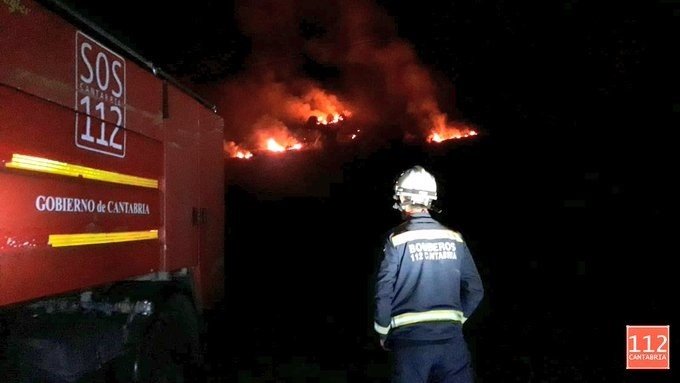 ep campollo vega de liebana bomberos sofocan un incendio forestal a 200 metros del pueblo