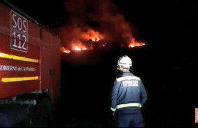 ep campollo vega de liebana bomberos sofocan un incendio forestal a 200 metros del pueblo