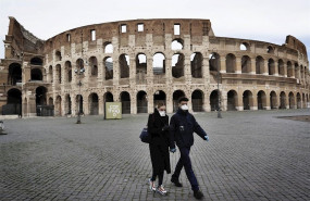 ep ciudadanos pasean cerca del coliseo en roma