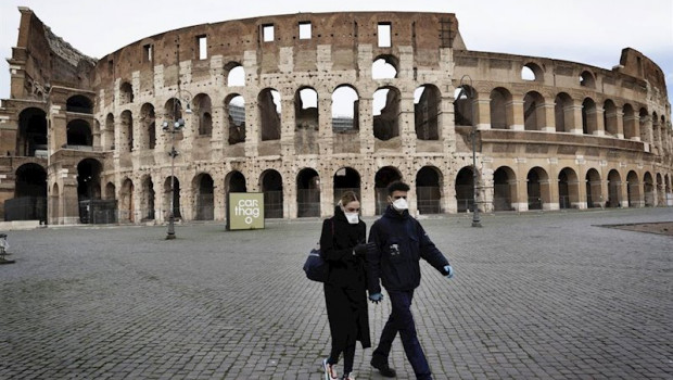 ep ciudadanos pasean cerca del coliseo en roma