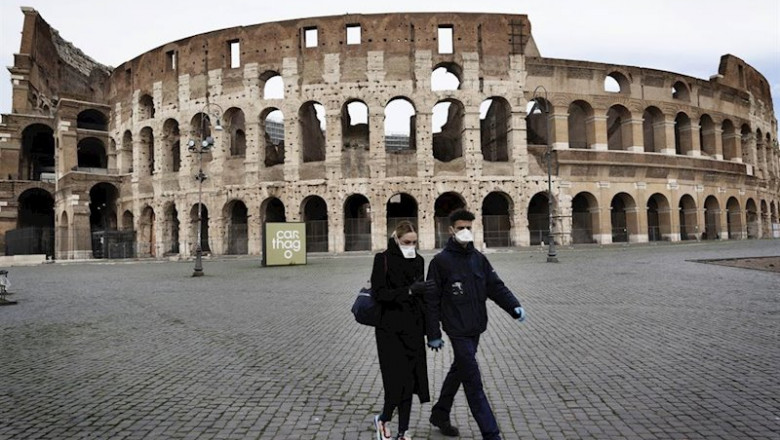 ep ciudadanos pasean cerca del coliseo en roma