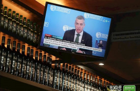 ep clientes en un bar observan la comparecencia que el gobierno vasco ha dado por television para