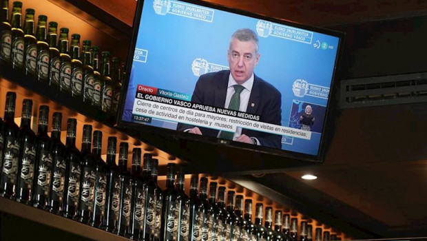ep clientes en un bar observan la comparecencia que el gobierno vasco ha dado por television para