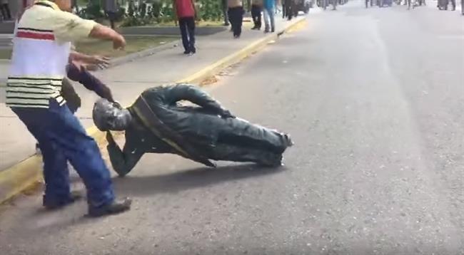 Derriban en Zulia una estatua de Hugo Chávez | ACCIÓN DEMOCRÁTICA/YOUTUBE ep derribanzuliaestatuahugo chavez