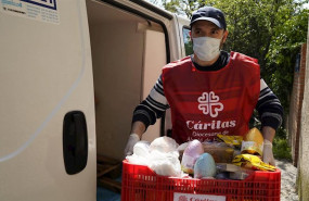 ep dia y caritas se unen para repartir mas de 16000 chocolates por semana santa