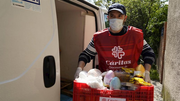 ep dia y caritas se unen para repartir mas de 16000 chocolates por semana santa