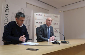 ep el alcalde de leon jose antonio diez junto al concejal de hacienda carmelo alonso presentando los