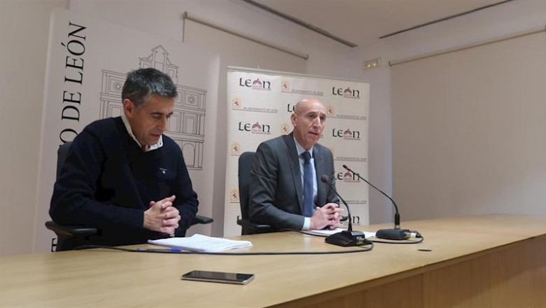El alcalde de León, José Antonio Diez, junto al concejal de Hacienda, Carmelo Alonso, presentando los presupuestos del ejercicio 2020. | AYUNTAMIENTO DE LEÓN - Archivo ep el alcalde de leon jose antonio diez junto al concejal de hacienda carmelo alonso presentando los