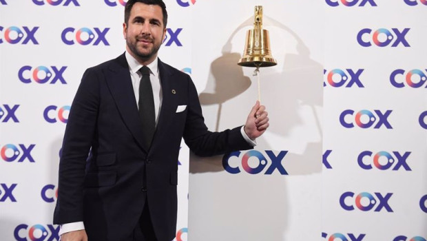 ep el ceo de cox enrique riquelme toca la campana durante la ceremonia de salida a bolsa de cox en