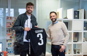ep el jugador del fc barcelona gerard pique y el ceo de sorare nicolas julia posando tras el anuncio ep el jugador del fc barcelona gerard pique y el ceo de sorare nicolas julia posando tras el anuncio