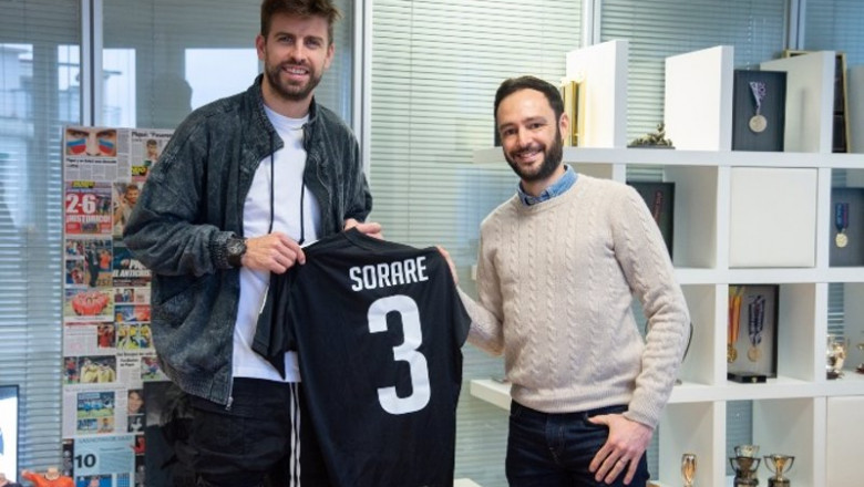 ep el jugador del fc barcelona gerard pique y el ceo de sorare nicolas julia posando tras el anuncio ep el jugador del fc barcelona gerard pique y el ceo de sorare nicolas julia posando tras el anuncio