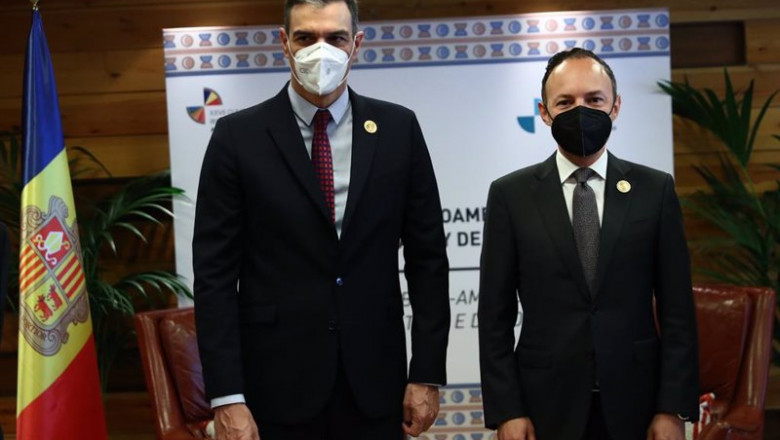 El presidente del Gobierno, Pedro Sánchez, y su homólogo de Andorra, Xavier Espot. | POOL MONCLOA/FERNANDO CALVO ep el presidente del gobierno pedro sanchez y su homologo de andorra xavier espot